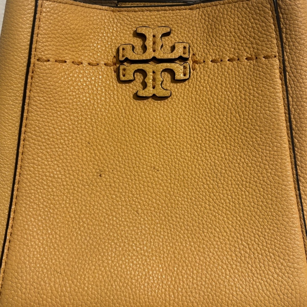 Tory Burch - Small McGraw Bucket Bag - Picture 6 of 11